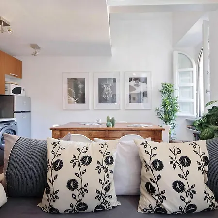 Historic Center Colosseum 2br 2ba Metro Rom